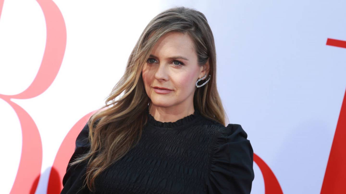 Alicia Silverstone strips to support PETA campaign against animal leather – KIRO 7 News Seattle