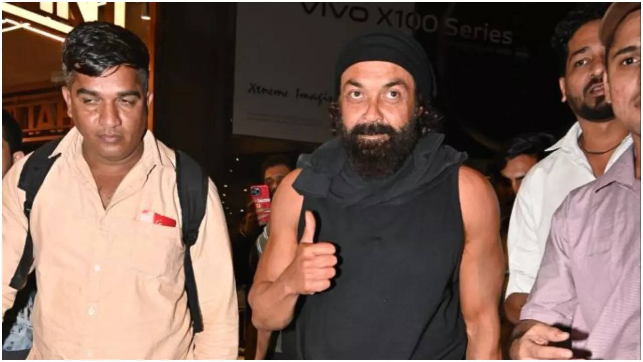 Bobby Deol gets mobbed by fans at the Mumbai airport; ‘Animal’ actor enjoys the newly found recognition | Hindi Movie News